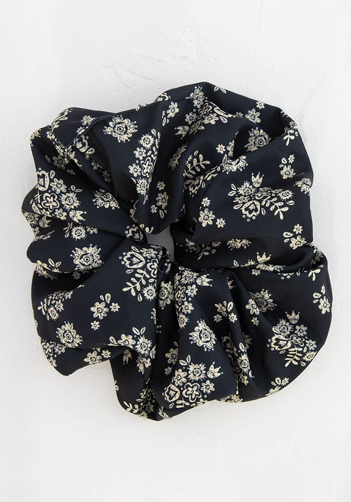 SUPER SCRUNCHIE BLACK FLORAL
