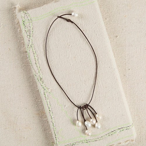 NECKLACE 36CM LEATHER PEARL TASSEL WHT