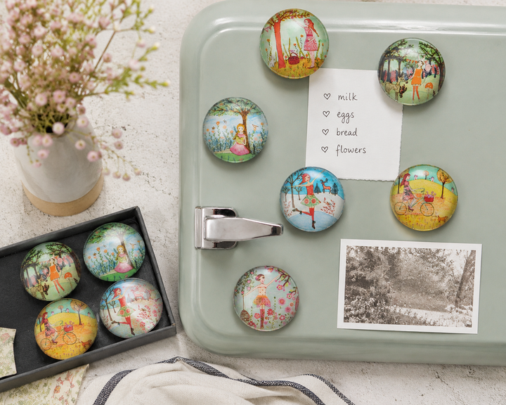 GLASS MAGNET SET GIRLS PLAYING