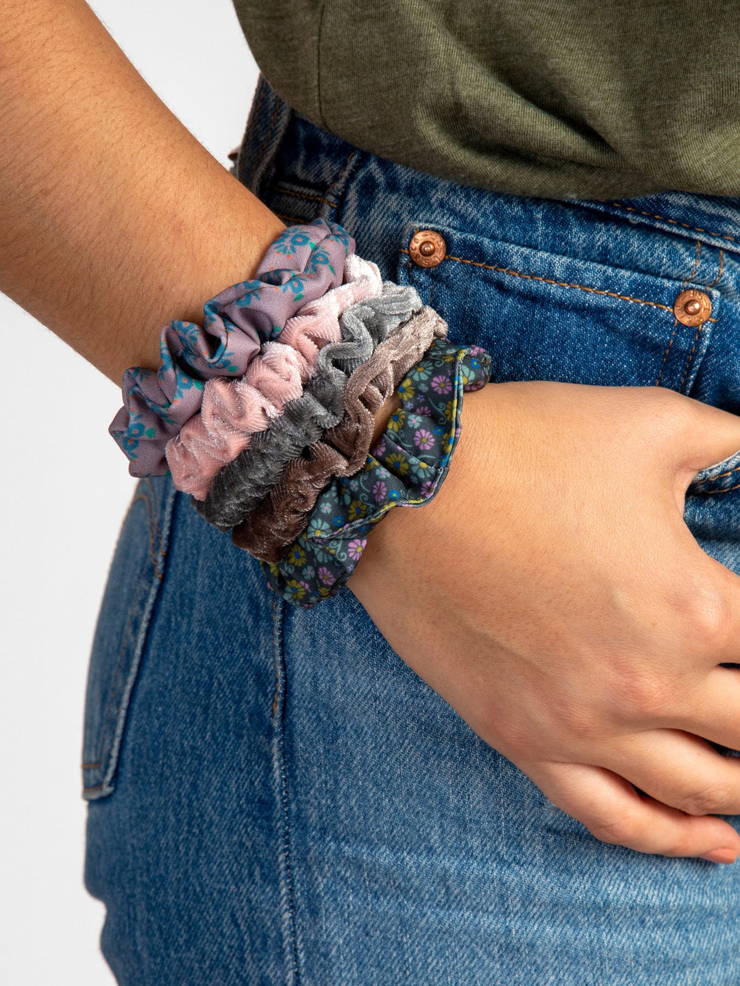 SCRUNCHIES MIXED SET OF 5 GREY
