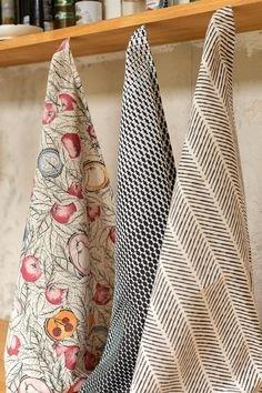 TEATOWELS BONES WITH RD TRIM