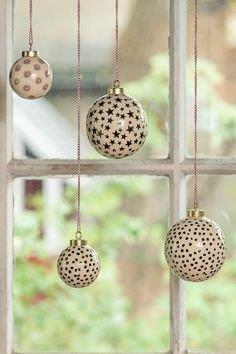 DEC PORCELAIN BALL BLACK STARS 8CM