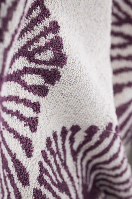 GUEST TOWEL PURPLE POMPOM