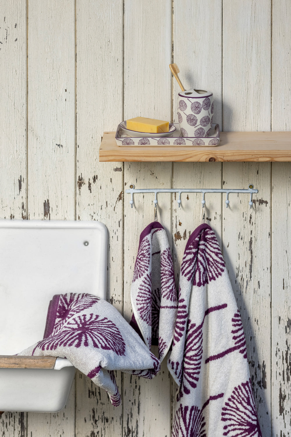 GUEST TOWEL PURPLE POMPOM